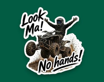 Könnte beinhalten: Ein gestanzter Aufkleber mit einem Fahrer in schwarzem Helm und Ausrüstung, der auf einem dunklen Quad einen Stunt in der Luft über Schlamm vollführt. Der Text "Look Ma! No hands!" ist in einer fetten, schwarzen Pinsel-Schriftart abgebildet.
