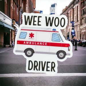 Op de afbeelding: Een sticker met een cartoon ambulance met de woorden "WEE WOO DRIVER" erop.