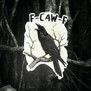Puede incluir: Ilustración de un cuervo negro posado en una rama, con el texto "F-CAW-F" encima. El cuervo está sobre un fondo amarillo claro con ramas de árboles desnudas, todo sobre un fondo oscuro en escala de grises.