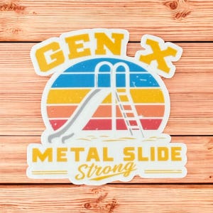 Op de afbeelding: Een sticker met een retro-ontwerp met een waterglijbaan en de tekst "GEN X METAL SLIDE STRONG". Het ontwerp bevat een kleurrijke zonsondergang en een distressed effect, met een geel, blauw, oranje en rood kleurenschema.