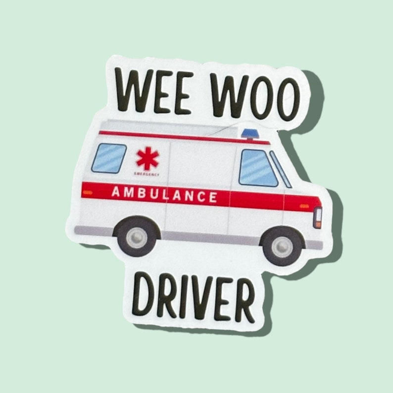 Op de afbeelding: Witte ambulance sticker met rode accenten en de woorden "WEE WOO DRIVER" in zwarte tekst.