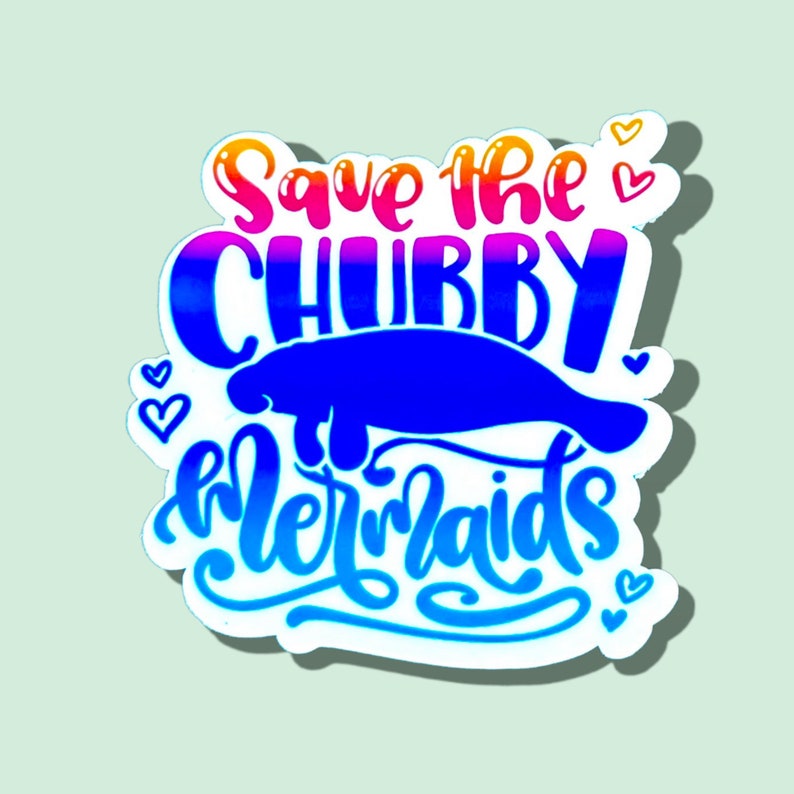 Peut inclure: Un autocollant color&eacute; avec le texte "Save the Chubby Mermaids" dans un d&eacute;grad&eacute; arc-en-ciel. Une silhouette de lamantin bleue est repr&eacute;sent&eacute;e au centre de l'autocollant.