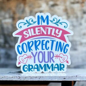Estoy corrigiendo silenciosamente tu pegatina gramatical, pegatinas sarcásticas, pegatinas divertidas, pegatinas de profesores, sin drama, pegatinas para portátiles, humor para adultos