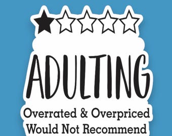 Könnte beinhalten: Ein weißer, konturgestanzter Aufkleber mit einem schwarzen Ein-Sterne-Bewertungssymbol oben. Der Text lautet ADULTING in großen schwarzen Buchstaben, gefolgt von dem kleineren schwarzen Text Overrated & Overpriced Would Not Recommend auf blauem Grund.