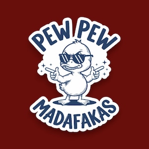 Puede incluir: Una pegatina blanca con un pato de dibujos animados con gafas de sol oscuras, apuntando sus alas como pistolas de dedo. El texto PEW PEW está arqueado arriba y MADAFAKAS abajo, todo en una ilustración de tinta azul oscuro.
