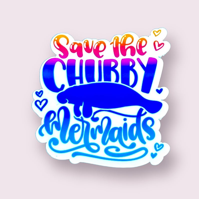 Peut inclure: Un autocollant color&eacute; avec le texte "Save the Chubby Mermaids" dans un d&eacute;grad&eacute; arc-en-ciel. Un lamantin bleu est pr&eacute;sent&eacute; au centre de l'autocollant.