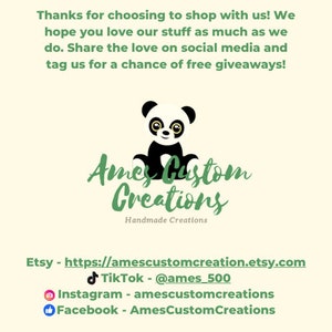 Peut inclure: Logo d'Ames Custom Creations, une entreprise de produits faits &agrave; la main. Le logo repr&eacute;sente un panda en dessin anim&eacute; sur un fond vert avec le texte "Ames Custom Creations" en vert. Le texte "Handmade Creations" est situ&eacute; sous le logo en caract&egrave;res plus petits. Les poign&eacute;es des m&eacute;dias sociaux sont r&eacute;pertori&eacute;es sous le texte&nbsp;: Etsy - https://amescustomcreation.etsy.com, TikTok - @ames_500, Instagram - amescustomcreations, Facebook - AmesCustomCreations.