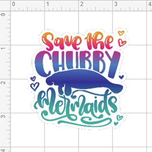 Peut inclure: Un autocollant d&eacute;grad&eacute; arc-en-ciel avec le texte "Save the Chubby Mermaids" et un dessin anim&eacute; de lamantin. L'autocollant a un contour blanc et plusieurs petits c&oelig;urs.