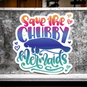 Peut inclure: Un autocollant avec un d&eacute;grad&eacute; arc-en-ciel qui dit "Sauvez les sir&egrave;nes dodues" avec un lamantin de dessin anim&eacute; au milieu.
