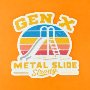 Op de afbeelding: Een sticker met een retro-ontwerp met een metalen glijbaan en de tekst "GEN X METAL SLIDE STRONG". Het ontwerp bevat een kleurrijke zonsondergang met blauwe, gele, oranje en rode strepen. De sticker heeft een witte rand en staat op een oranje achtergrond.