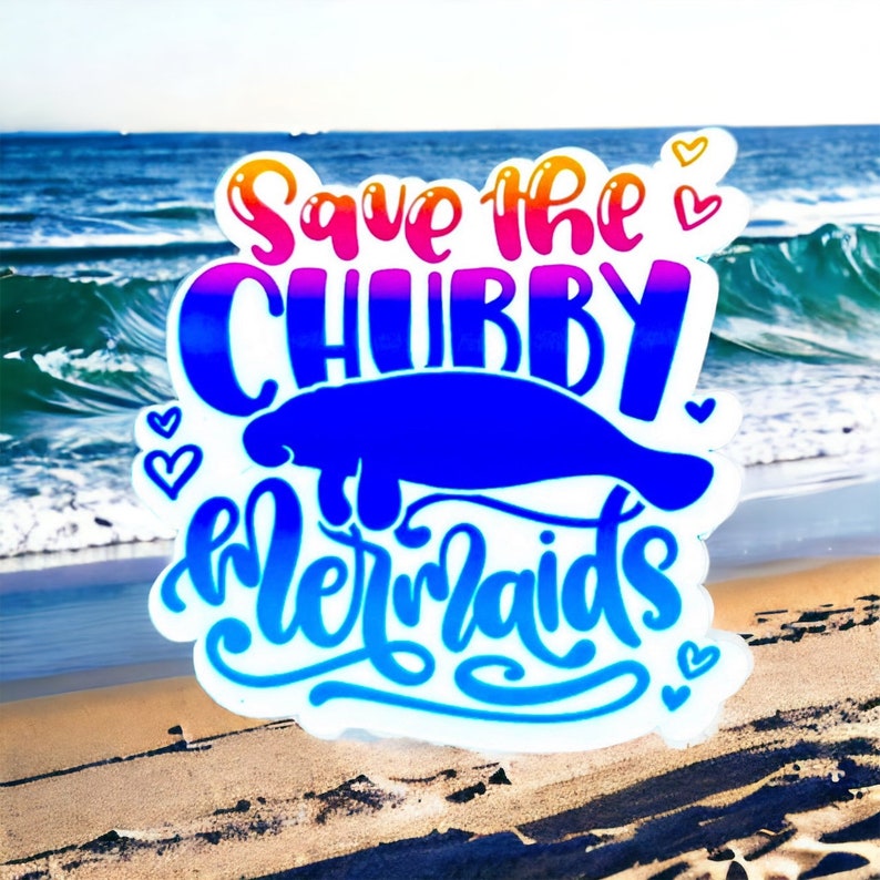 Peut inclure: Un autocollant avec une lamantin bleue et le texte "Save the Chubby Mermaids" en couleurs arc-en-ciel. L'autocollant est sur une plage de sable avec une mer bleue en arri&egrave;re-plan.