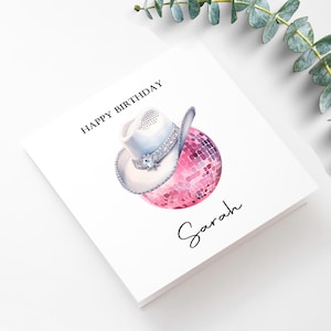 Carte d'anniversaire de cow-girl avec chapeau de cowboy et boule disco, carte chapeau de cowboy rose scintillante personnalisée avec n'importe quel nom. Carte de musique country