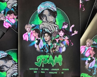 Puede incluir: Un póster negro y verde con la palabra "JJAM" en letras grandes y estilizadas. El póster presenta un grupo de personajes de dibujos animados con ropa y peinados coloridos. El texto "BANGCHAN LEE KNOW CHANGBIN HYUNJIN HAN FELIX SEUNGMIN IN" está impreso en la parte inferior del póster.