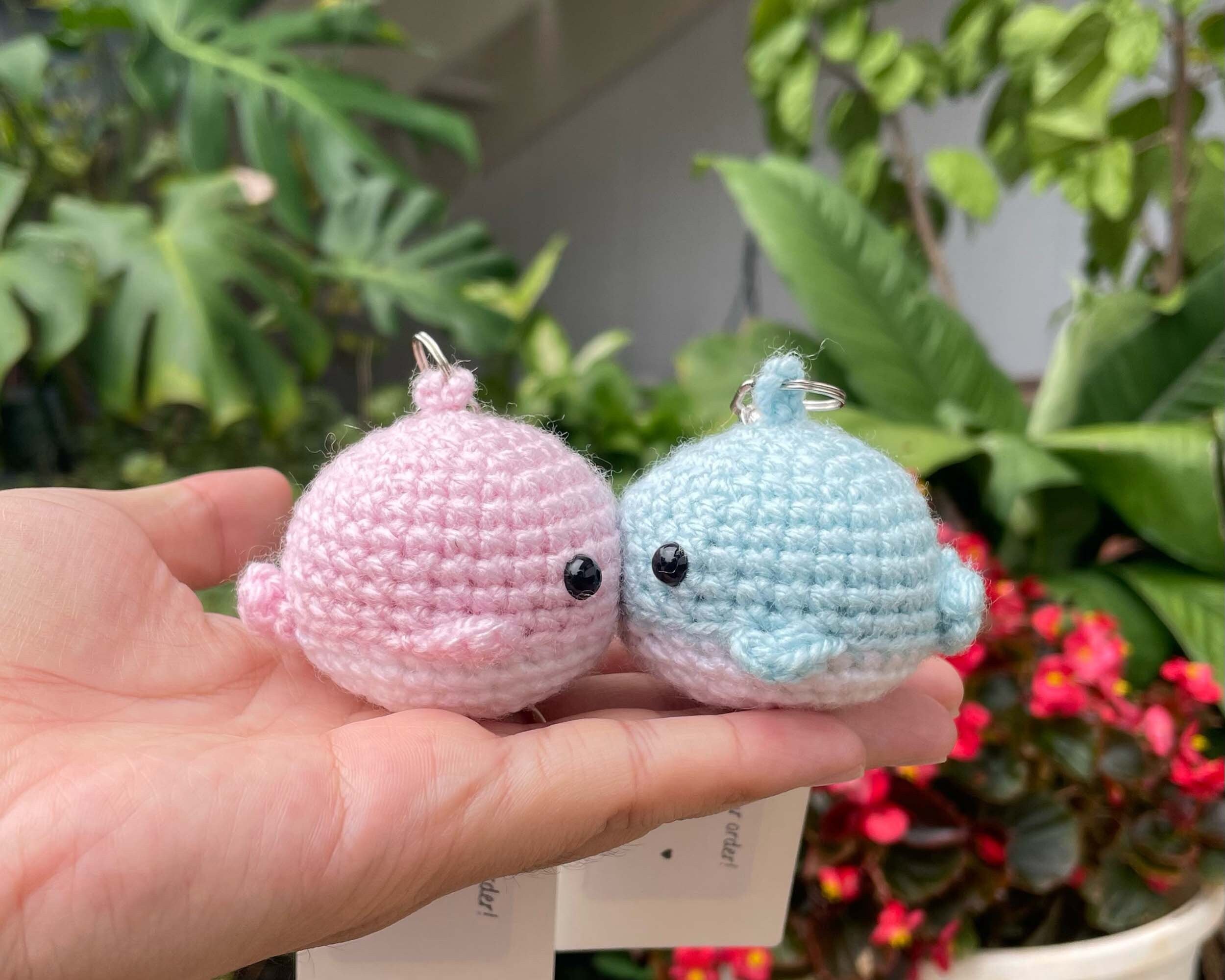 2 Pieces Matching Crochet Couples Keychains Kissing Whales With