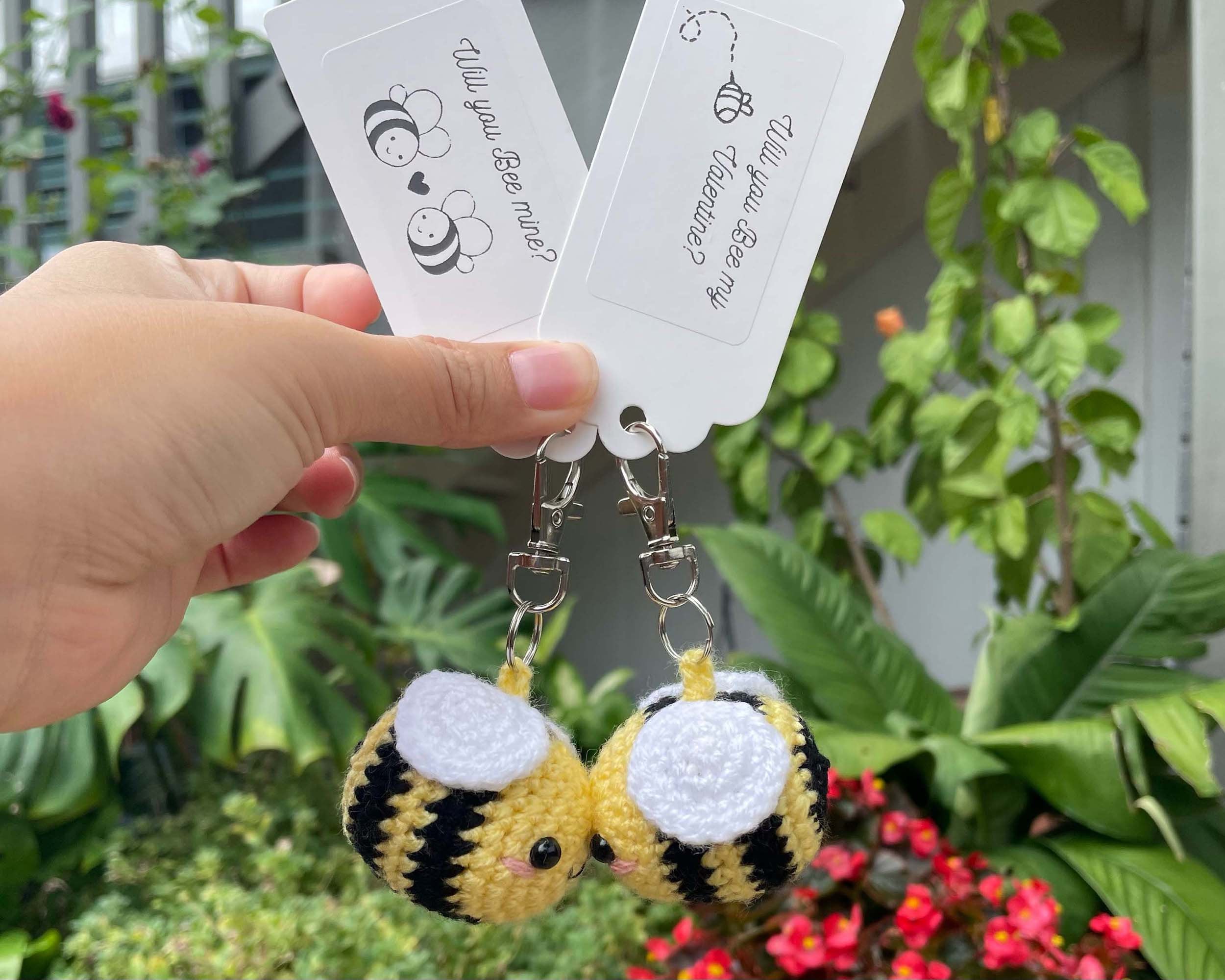 2 Pieces Matching Crochet Couples Keychains Kissing Bumble Bees