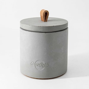 Betonnen binnenhaard &quot;LIGHT&quot; - navulbaar met wasresten (hoogte 14 cm) Tijdloos, met geweldig cognackleurig lederen handvat