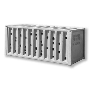 Może przedstawiać: Szary betonowy domek dla pszczół z wieloma otworami gniazdowymi. Domek dla pszczół ma nadrukowany tekst "NORDIC ANIMAL" i "ID 5830416" na boku.