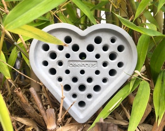 Herz Bienenhotel aus Beton (Insektenhotel, Nisthilfe, Wildbienen-Hotel)