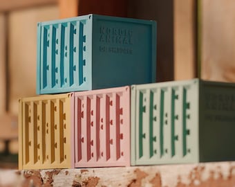 BIECONTAINER – Vildbihotellet av betong i en fraktcontainerdesign (insektshotell, bohjälpmedel, bihotell)