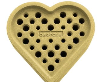 Corazón de hotel para abejas hecho de hormigón: hotel para insectos destinados a abejas silvestres.