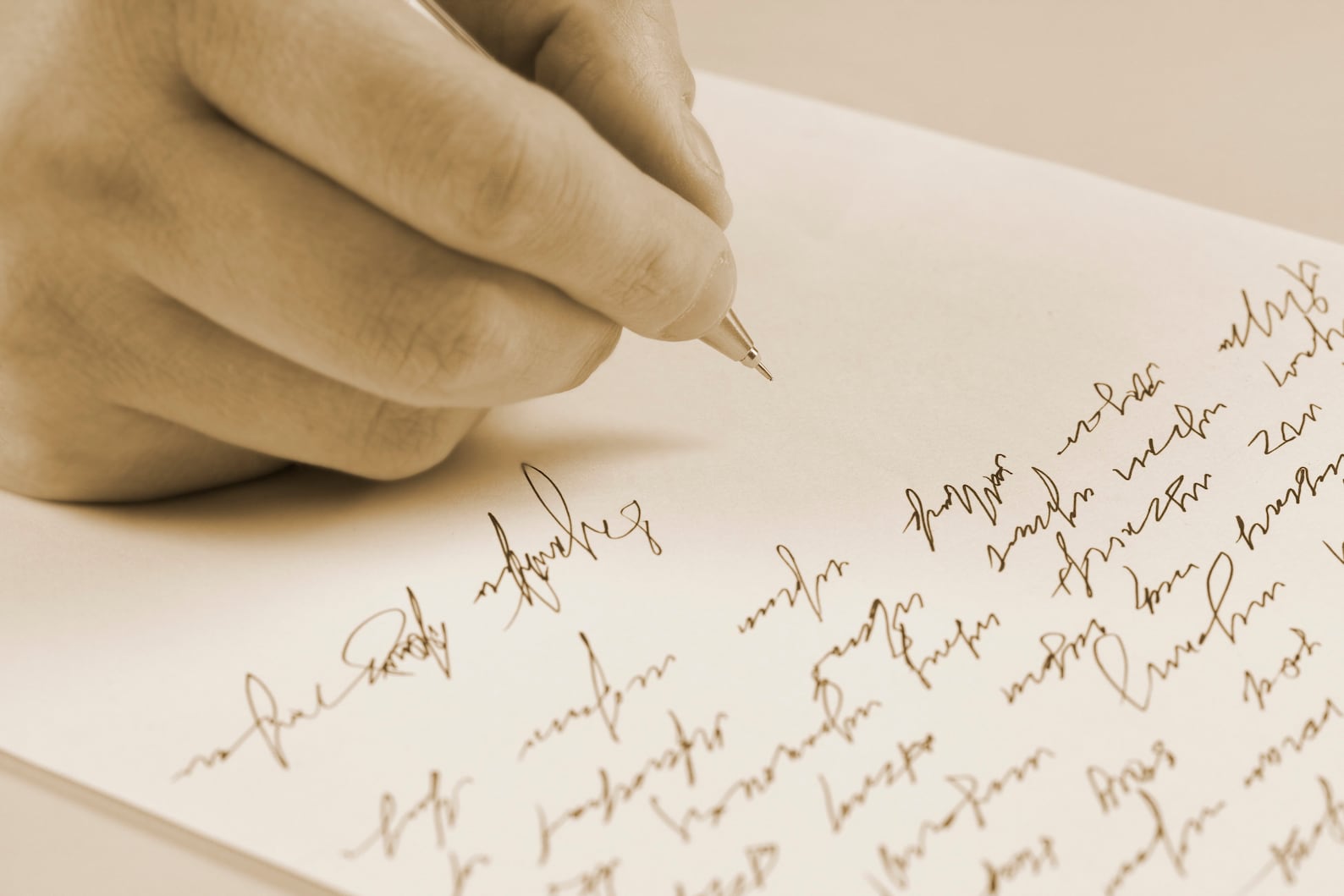Как написать что человек красивый. Письмо от руки. Пишет на бумаге. Бумага для письма. Послания на листочке.