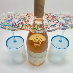 ユニークなスプリンクル樹脂のワインまたはシャンパンバトラー、キャディ。ワインボトルホルダー、新築祝いのギフト、ワイン愛好家、不動産業者へのギフトのアイデア。