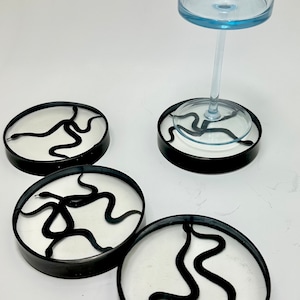 Conjunto de porta-copos de resina com cobra gótica para Halloween - decoração de cobra super exclusiva, presente minimalista para quem ama cobras. Resina transparente com cobras pretas. Bordas PRETAS.
