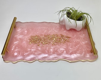 Unik mors dag-present, rosa hartsgeodbricka, dekorativ serveringsbricka i agatstil med moderna guldstångshandtag, 33x20 cm