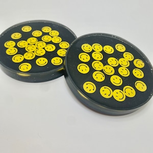 Retro 90er Smiley Gesicht Dekor, gelbes Emoji Harz Untersetzer Set, Art Deco funktionelle Tischpuzzle, 80er 90er Throwback Dekor