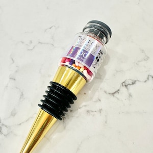 レインボースプリンクル樹脂ボトックスバイアルワインボトルストッパー。素晴らしい注射器、メディカルスパギフト。ユニークで楽しいボトルトッパー。機能的なアート