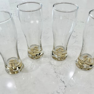 本物の真鍮の弾丸の薬莢を樹脂で鋳造したビールグラス 4 個。ハンターやビール愛好家への素晴らしい贈り物。お父さん、旦那さんへのユニークな贈り物。