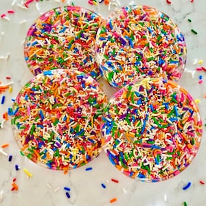 Podkładka z żywicy sweet-2, 4 lub 6 Rainbow Sprinkles. Świetne prezenty na parapetówkę, zaręczyny, dla nauczycieli lub piekarzy.