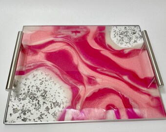Rosa och vit serveringsbricka eller sminkbricka i geodharts med moderna silverhandtag, stor 30x25 cm