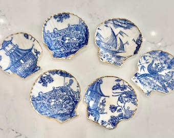 Chinoiserie blue and white grandmillenial Wedding engagement ring dish jewelry holder,  clam shell with gold accents, great Mothers Day gift