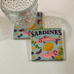 Mediterrane kleurrijke keramische onderzetter met sardine, maximalistisch tafeldecoratie. Geweldig gastvrouwcadeau, unieke leuke functionele kunst aan de kust