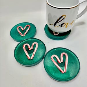 クリスマスコースター、モダンなクリアエッジの3Dキャンディケインハート樹脂コースターセット。ホステスギフトに最適、ミニマルなプレースセッティング、バーカートの装飾