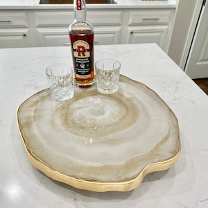 Enorme centro de mesa giratorio de resina de lujo Lazy Susan, decoración de mesa para servir con geoda de resina de ágata. Piedra lunar blanca con detalles dorados, excelente regalo.