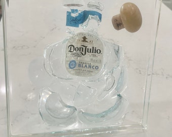 À VENDA Arte de parede moderna em resina com garrafa de tequila quebrada, decoração exclusiva para bar, cozinha ou quarto de estudante. Arte 3D de 30x30 cm com moldura minimalista em acrílico.