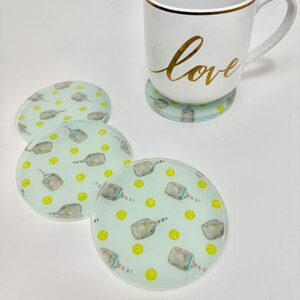 ピクルボールの水彩画を描いた樹脂製コースターセット。ピクルボール好きの方への、とっても楽しいギフトです。透明樹脂に描かれた青と緑の水彩画のパドルアート。ギフトにも最適です。
