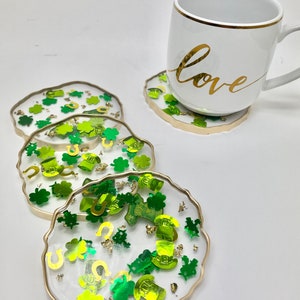 聖パトリックデーの装飾コースター、金箔のシャムロックとレプラコーン、ゴールドの縁取りのホリデー樹脂コースターセット