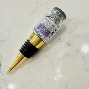 シルバーのグリッターが輝く樹脂製ボトックスバイアルワインボトルストッパー。素晴らしい注射器、メディカルスパギフト。ユニークで楽しいボトルトッパー。機能的なアート