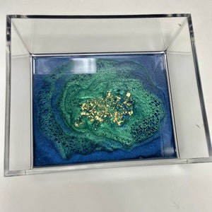 樹脂製ジオードコースターセットホルダー/オーガナイザー。6x5 アクリルトレイ ネイビーとエメラルド。新築祝い、不動産業者へのギフトアイデア