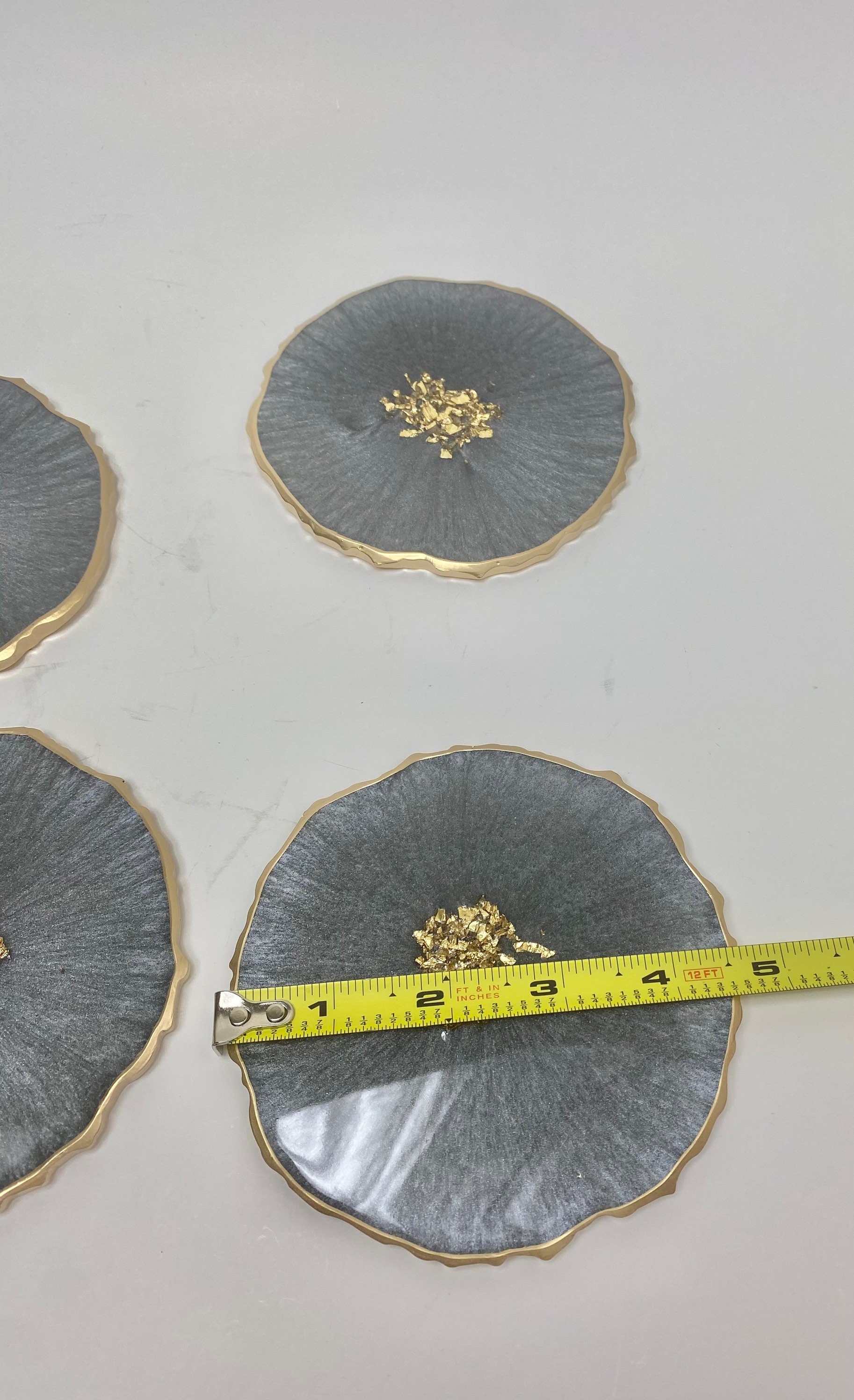 Lot De 4 Sous-verres En Résine Gris Avec Accents Dorés - Modernes, Faits Main (États-Unis)