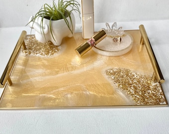 Dekorativt serveringsfat i geodagat, guldblandning och vit harts, moderna handtag i guld, 30x25 cm. Perfekta inflyttnings-, bröllops- eller förlovningspresenter.