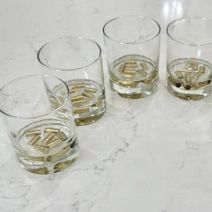 本物の真鍮の弾丸の薬莢を樹脂で鋳造したウイスキーグラス 4 個。ハンターやウイスキー愛好家への素晴らしい贈り物。お父さん、旦那さんへのユニークな贈り物。