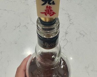 Tapón de vino con fichas reales de Mahjong 3D y diseño de Crack Bam Dot. Regalo único para anfitrionas, ideal para juegos o fiestas. Arte pop minimalista y funcional, hecho a mano.