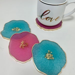 Rosa Magenta und Türkis Resin Geode Achat Untersetzer Set, goldene Akzente. Spaß einzigartige helle minimale Wohnkultur.  Gastgeschenke für Lehrer.