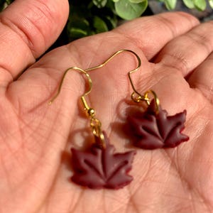 Crimson Clay Blatt Ohrringe, Herbst Schmuck, Herbst Baumeln Ohrringe, Ahornblatt, Blatt baumeln Ohrringe, Herbst, Herbstästhetik