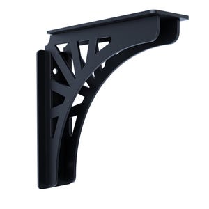 Puede incluir: Soporte de estante de metal negro con un diseño geométrico decorativo. El soporte tiene una parte superior plana y un soporte curvo con recortes triangulares. Un pequeño agujero es visible en el soporte vertical.