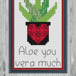 Könnte beinhalten: Kreuzstichmuster einer Aloe-Pflanze in einem roten herzförmigen Topf mit dem Text "Aloe you vera much".